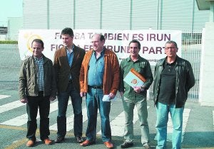 Lista electoral. Los candidatos de Hamaikabat, ayer en Ficoba, con Alberro en el centro. :: F. PORTU/