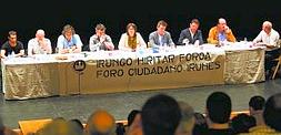 Todos juntos. Los candidatos Oinatz Mitxelena (Bildu), Manuel Millán (EB-Berdeak), Silbestre Balerdi (Aralar), José Miguel Ferreira (UPyD), Juana de Bengoechea (PP), Xabier Iridoy (PNV), José antonio Santano (PSE) y José Luis Alberro (H1!), con el moderador del Foro Ciudadano Irunés, Luis Mari Etxepare. :: F. DE LA HERA/