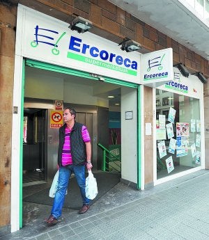 Un cliente sale con sus compras de un supermercado de Ercoreca en Bilbao. :: BORJA AGUDO/