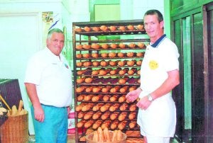Patxi Alkorta junto a su hermano Jesús en la panadería que éste regenta en Orio. :: DV/