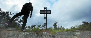 Aspecto que luce la cruz esquelética del monte Mendizorrotz, 70 años después de la construcción del monumento. ::
GONTZAL LARGO/