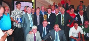 Vicente del Bosque recibió la insignia de oro y brillantes, con la que posa junto a otros entrenadores./