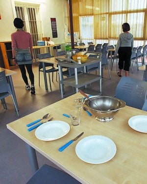Comedor del centro Laguntza Etxea. :: MIKEL FRAILE/