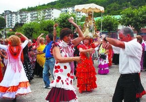 Romería. No faltarán los cánticos, los bailes y la adoración a la Virgen del Rocío. :: GOÑI/