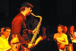 El saxofonista Abraham Román irrumpe en la presentación del Jazzaldia. ::
UNANUE/
