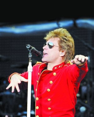 En acción. El cantante Jon Bon Jovi, en directo ayer en Barcelona. ::
REUTERS/