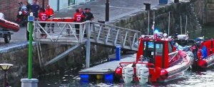 Traslado. El cadáver de la chica es evacuado al soto de la Cruz Roja, en el muelle donostiarra. :: NAGORE IRAOLA/