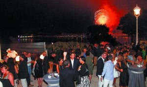 Privilegio. Poder ver los fuegos artificiales desde un lugar de ensueño como es el Palacio Miramar, mientras se disfruta de un catering de primer nivel, es un auténtico privilegio del que muchos gozaron en la Fiesta de Teledonosti. :: ÁLVARO/