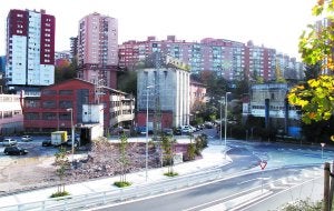 Herrera. Una imagen del barrio donde se aprecian algunos edificios y varias empresas. :: YOLANDA SÁNCHEZ/
