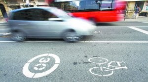 Señales. Calzada del Paseo de Colón con la señalización del límite de velocidad máxima a 30 km/h. ::
F. DE LA HERA/