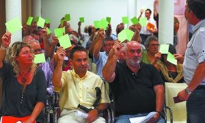Independientes de NaBai, ayer durante un momento de la votación de la asamblea. ::
AZANZA/