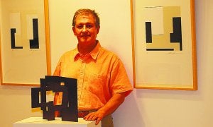 Muestra. Iñaki Ruiz de Eguino junto a algunos de sus trabajos en papel y escultura. ::
ARESTI/