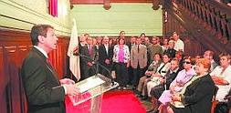José Antonio Santano, durante su intervención en el acto. A la derecha, los familiares de Iracheta y Larrañaga; al fondo, los ediles de la Corporación municipal. :: FLOREN PORTU/