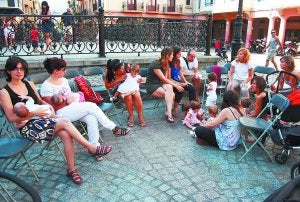 Lactancia. Madres con sus hijos en Lege Zaharren enparantza dando el pecho. ::
AMAXKAR/