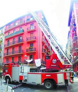 Fuego. Los Bomberos accedieron al ático afectado, desde el exterior del inmueble. :: VISUALGRAFIK.COM/