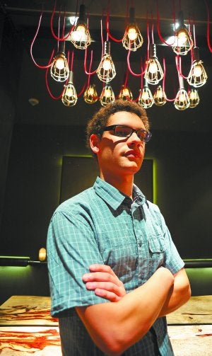 Simeón Eremiev, vecino de Mutriku, tiene 18 años y estudia tercero de Medicina. :: BORJA AGUDO/