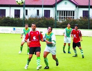 Los gaztetxus sacaron el partido adelante a base de garra. :: TELLECHEA/