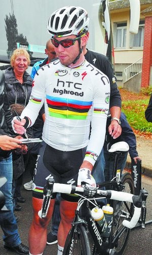 Ídolo. Cavendish firma autógrafos en la salida de la París-Tours. :: AFP/
