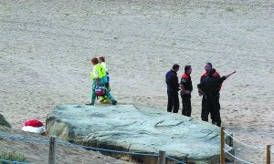 El cuerpo del bañista fallecido permaneció en la playa hasta ser trasladado a San Sebastián. :: ROMATET/
