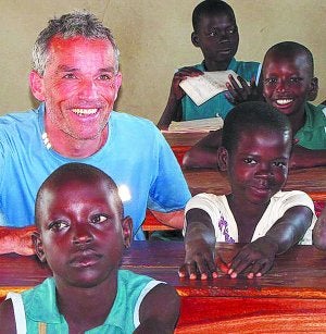 Javier Colomo, rodeado de niños de la escuela que está impulsando en Kitgum, Uganda./