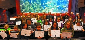 Los concursantes premiados. Al fondo Federico Mayor Zaragoza, que recibió el premio Zipristin. ::
GUILLERMO RIVAS/