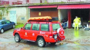 Un vehículo de bomberos forales ayuda en las labores de limpieza en locales de Bera. :: TELLECHEA/