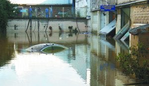 «El agua llegó a los cinco metros». La inundación reventó la pared del local de carrocerías Raffer, en Hernani. :: FOTOS: MANJARRÉS/