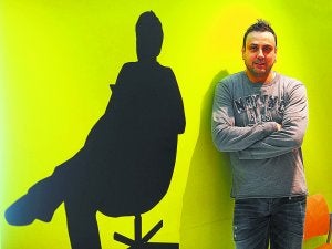 Nueva vida. Tras perder su empleo indefinido en un taller, un curso para reciclarse en vigilante ha vuelto a levantar el ánimo a Luis. ::
MORQUECHO/
