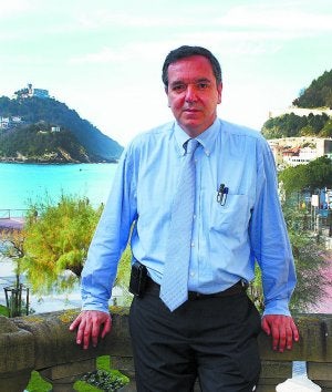 Visita. Guillermo Gil Peñalosa, frente al Muelle. :: MIKEL FRAILE/