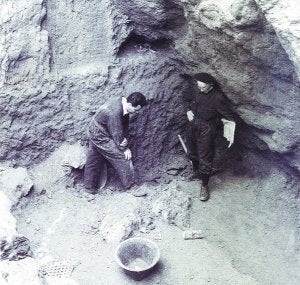 Lezetxiki. Jesús Altuna y José Miguel de Barandiarán en esa cueva de Arrasate, en 1967. ::
ELÓSEGUI/