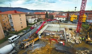 En la parcela de Larzabal. Las obras para construir el futuro centro de Aspace comenzaron después del verano. ::
F. DE LA HERA/