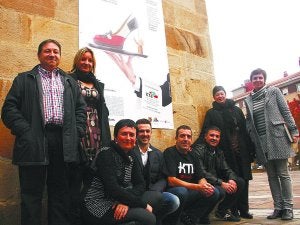 Comerciantes y hosteleros. Ante el cartel que anuncia la tómbola en la plaza Euskal Herria. ::
LIMIA/