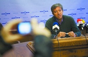 Participación. Pedro Alegre compareció para presentar las visitas del alcalde a los barrios. :: F. DE LA HERA/