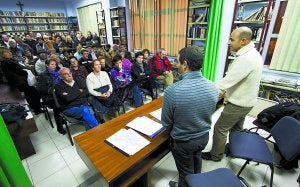 Ante el barrio. Representantes de Funeraria Hondarribia decidieron convocar a los vecinos de Ventas a una reunión explicativa en la AVV a la que acudieron cerca de 70 personas. ::
F. DE LA HERA/