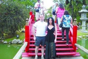Por amor se marchó a Argentina. Aratz Arrospide con su marido en el exótico jardín japonés de Buenos Aires./