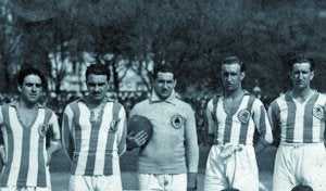 Agustín, rodeado de algunos compañeros. ::
KUTXA FOTOTEKA/