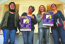 Presentación. Aitziber Eguskiza (Mugarik Gabe), Rosa Urzelai (Plataforma de Arrasate), Maider Morras (concejala de igualdad) y Maitane Igartua (Elkarhezitzen), en la presentación de ciclo. :: OLIDEN/