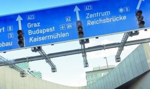 Paneles de información de una autopista austríaca que llevan incorporados sistemas de lectura a distancia para el cobro de peajes./