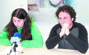 La concejala Ane Eizmendi y Julen Aranguren informando de las actividades organizadas. :: ETXEBERRIA/