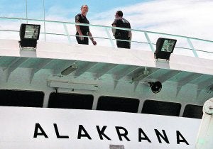 Agentes de seguridad a bordo del 'Alakrana' en Puerto Victoria, Seychelles. ::
EFE/
