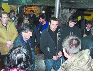 Juan Gorriti junto a Inaxio Begiristain ayer durante el inicio de la temporada de sidra navarra. Ezkurdia también quiso degustar el caldo navarro, junto a Irujo, Mendilibar y otros./