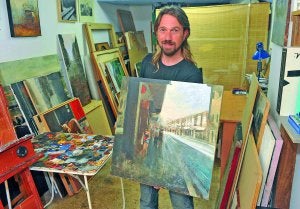 El pintor donostiarra Juan Berrozpe con una de sus obras. ::
JOSE MARI LOPEZ/