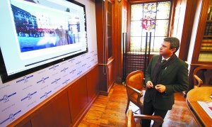 Mirada a la historia. Santano observa la foto de Patxo Rodríguez, una de las elegidas por los ciudadanos, para ser colocada en San Juan. :: F. DE LA HERA/