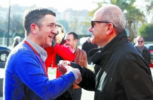 Cordialidad. Patxi López saluda al presidente del PSOE, Manuel Chaves, en un receso del congreso en Sevilla. ::
JUAN FERRERAS/EFE/