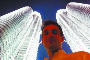 Petronial Nasional Berhad. Jon junto a la sede de Petronas, compañía petrolífera dueña de otras 103, copropietaria de 19 y asociada a 55./