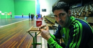 Concentrado. Kepa Peñagarikano manosea una pelota ayer en el Astelena de Eibar durante la elección de material. :: MORQUECHO/