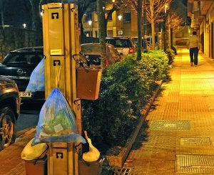 El PaP. Un poste de recogida de basura puerta a puerta en una calle de Hernani. :: UNANUE/