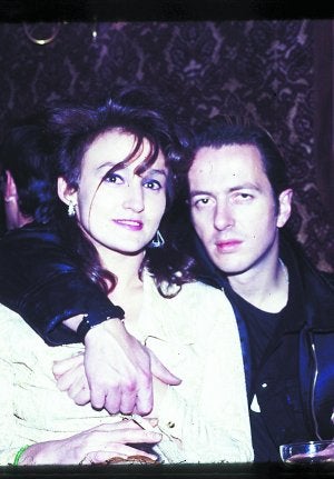 Encuentro festivo. Marivi Ibarrola con el ya fallecido cantante de Clash, Joe Strummer, en una fiesta madrileña, año 1985./