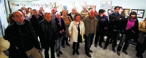 Visita guiada. Antes de declararse oficialmente abierta la muestra, Gurutz Albisu dirigió una visita guiada que fue seguida por muchos aficionados al género. :: F. DE LA HERA/