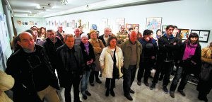 Locos por el cine. Numerosos irundarras se acercaron a la inauguración de la muestra sobre Jose María Zabalza y disfrutaron de una visita guiada, con Gurutz Albisu. :: F. DE LA HERA/